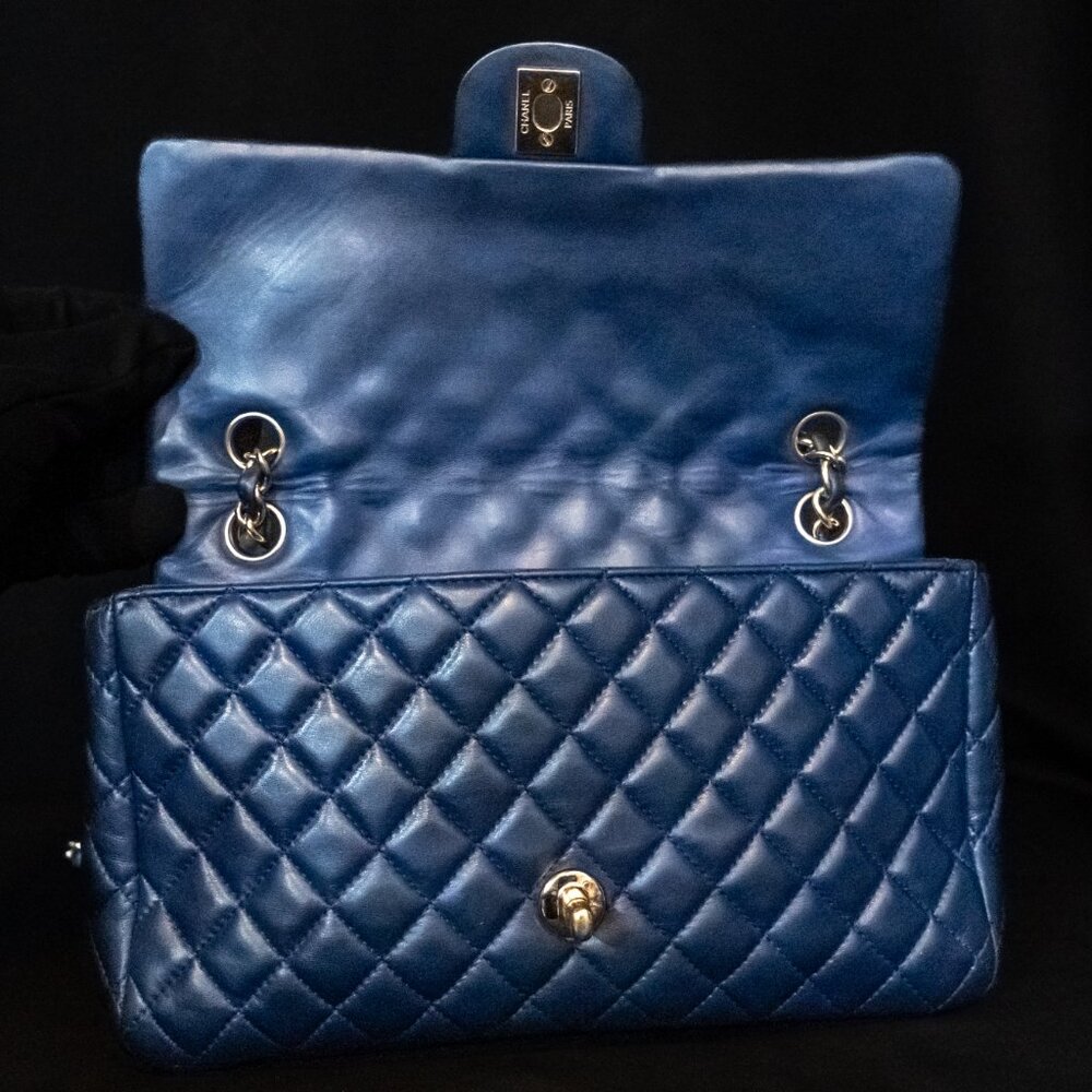 โค๏ธVALENTINE'S SPECIALโค CHANEL Valentine's Charms Matelasse Quilted Lambskin Blue - Picture 7 of 15